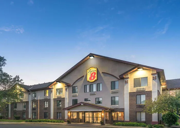 Super 8 By Wyndham Bloomington/Airport Hotel